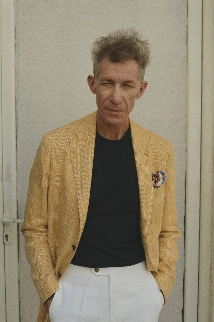 Gelbes Leinen-Maßsakko mit blauem Crew Neck Merino Pullover und weißer Leinenhose nach Maß, Detailansicht
