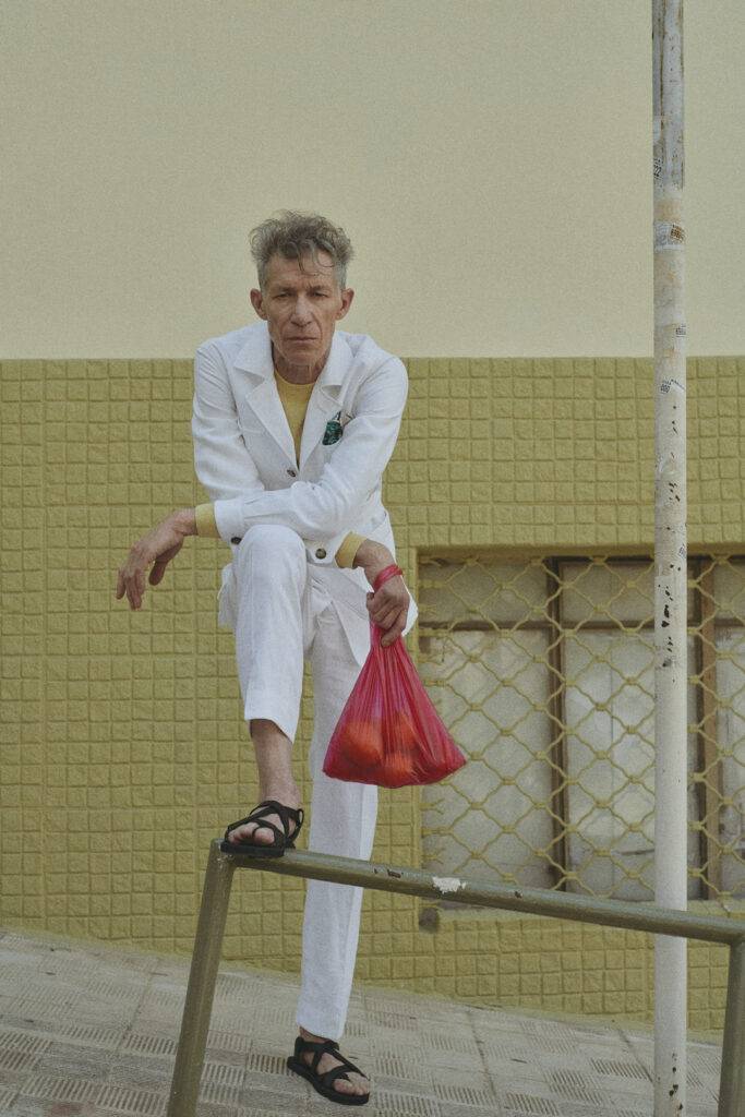 Weißer Safari-Maßanzug mit gelben Crew Neck Pullover — Monokel Berlin