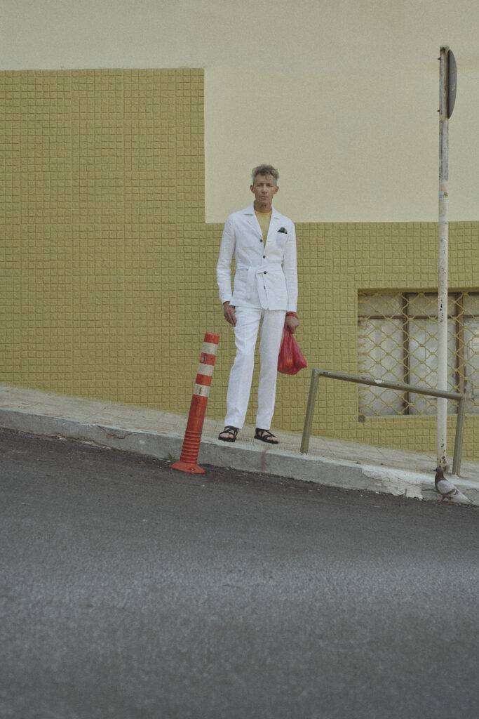 Weißer Safari-Maßanzug mit gelben Crew Neck Pullover — Monokel Berlin