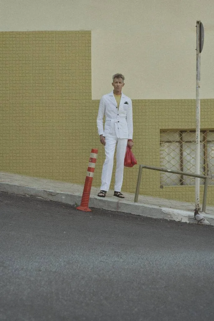 Weißer Safari-Maßanzug mit gelben Crew Neck Pullover