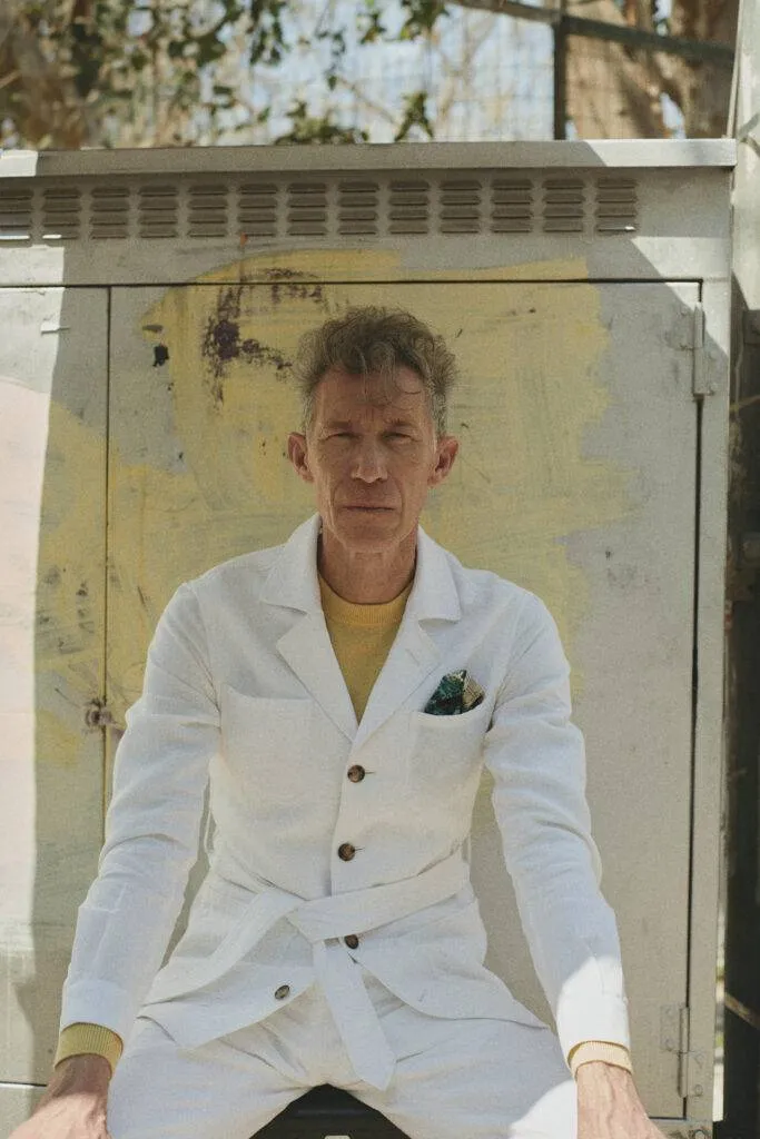 Weißer Safari-Maßanzug mit gelben Crew Neck Pullover