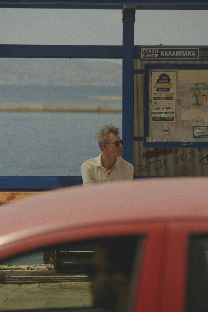 Off white Polo ohne Knöpfe mit schwarzer Leinenhose nach Maß — Monokel Berlin