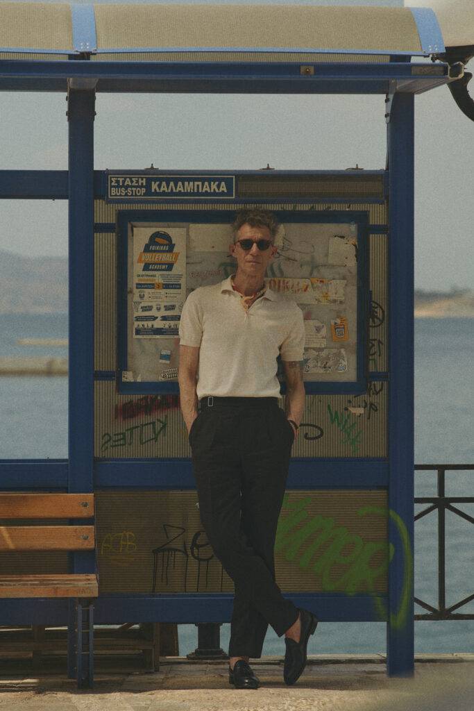 Off white Polo ohne Knöpfe mit schwarzer Leinenhose nach Maß — Monokel Berlin