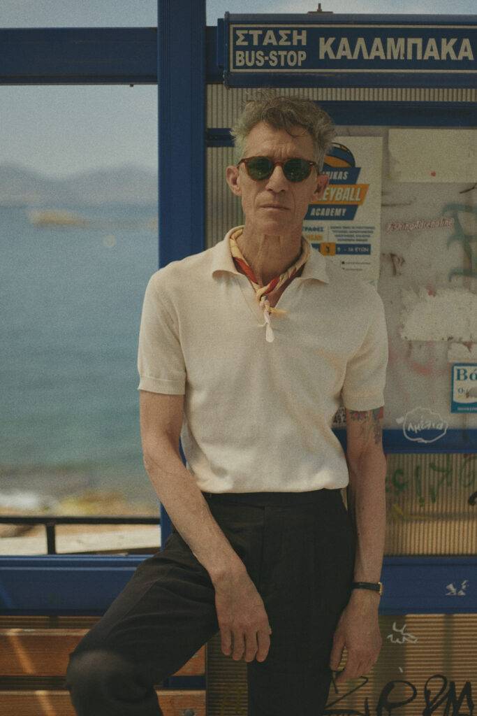 Off white Polo ohne Knöpfe mit schwarzer Leinenhose nach Maß — Monokel Berlin