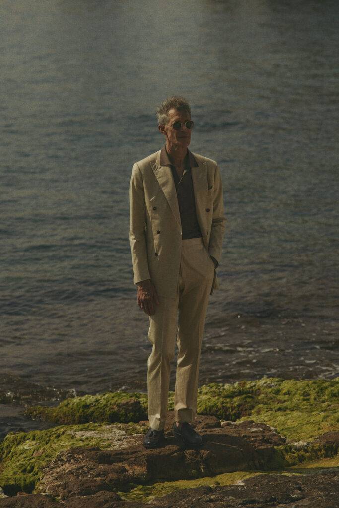 Cotton Sand Maßanzug mit taupen Polo — Monokel Berlin