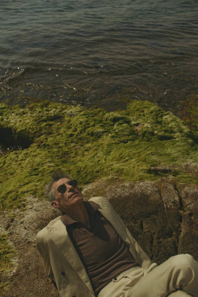 Cotton Sand Maßanzug mit taupen Polo — Monokel Berlin