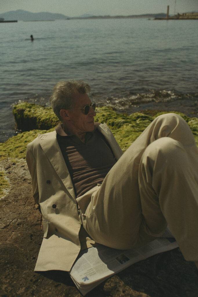 Cotton Sand Maßanzug mit taupen Polo — Monokel Berlin