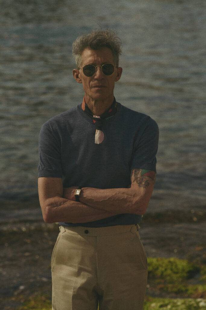 Blaues Storm blue knitted Shirt mit Safari Maßhose in Sand — Monokel Berlin