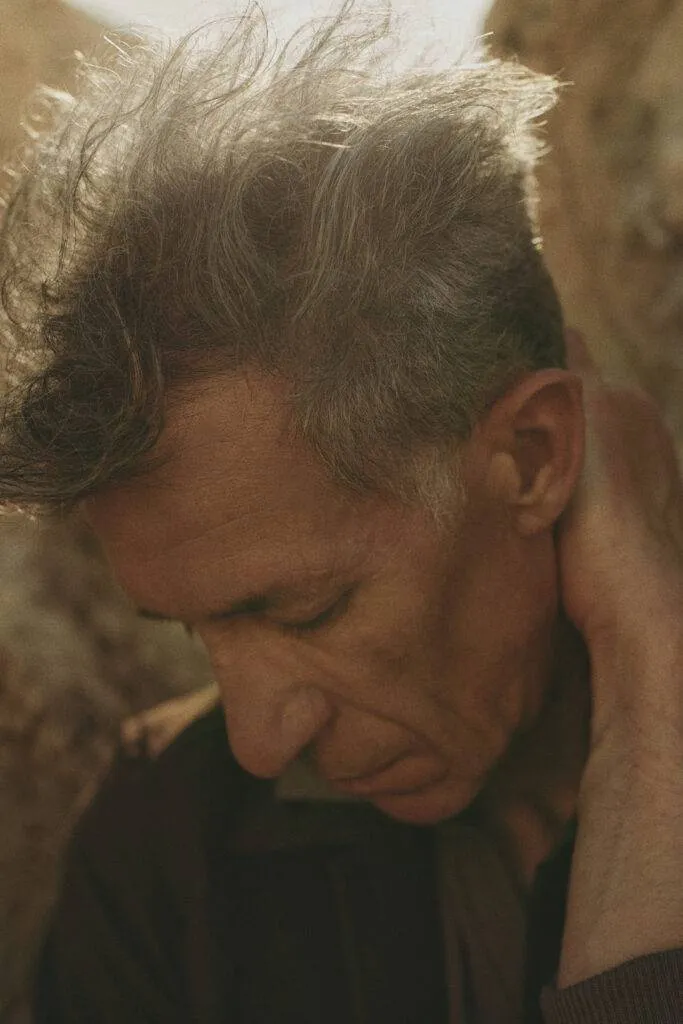 Chocolate brown faux Suede Utility Jacket mit taupen Polo und weißer Leinenhose nach Maß