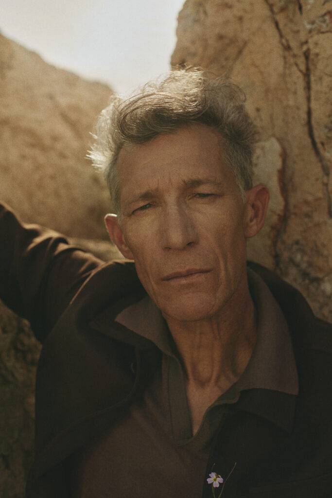 Chocolate brown faux Suede Utility Jacket mit taupen Polo und weißer Leinenhose nach Maß — Monokel Berlin