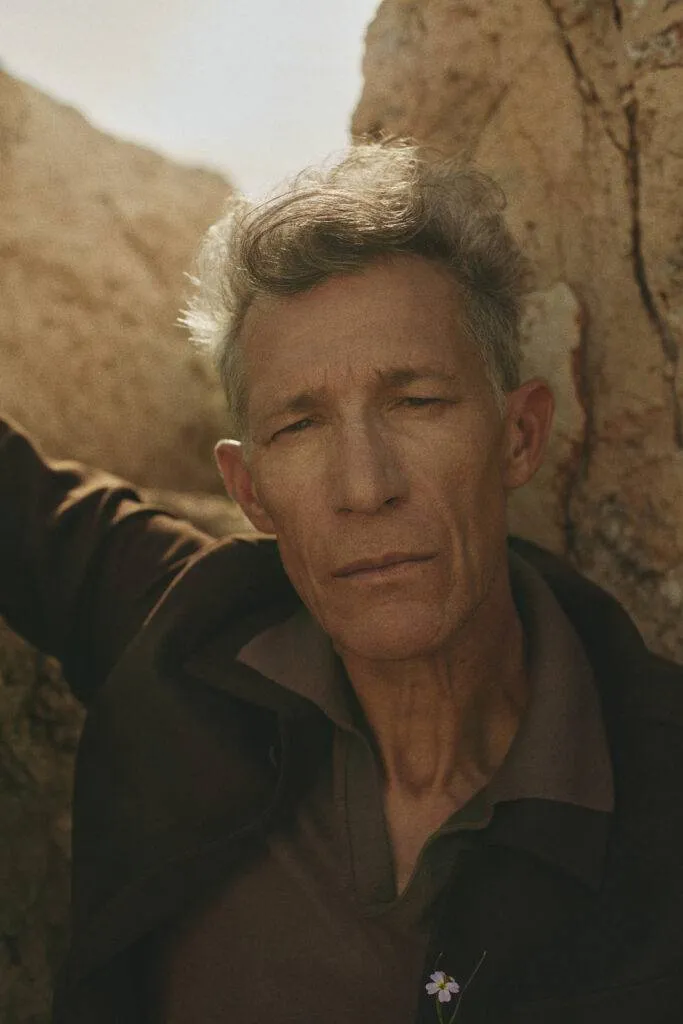 Chocolate brown faux Suede Utility Jacket mit taupen Polo und weißer Leinenhose nach Maß — Monokel Berlin