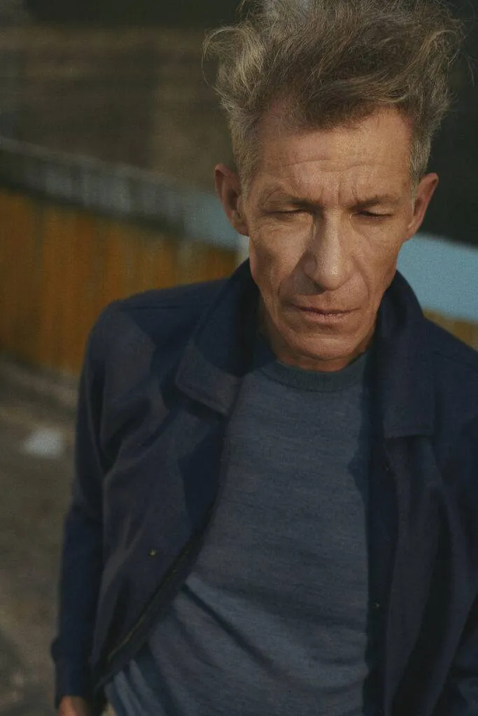 Explorer Jacket in indigo mit Cotton Sand Chino und Storm Blue knitted Maßhemd, Monokel Berlin Kampagne Spring/Summer 2024