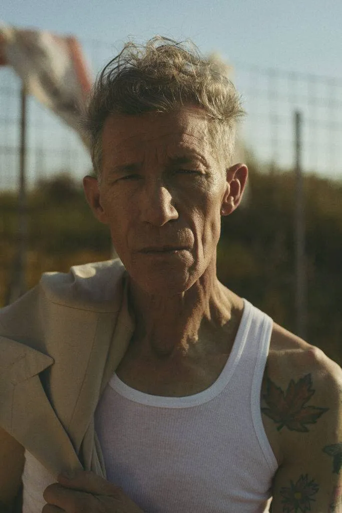 Chocolate brown faux Suede Utility Jacket mit taupen Polo und weißer Leinenhose nach Maß