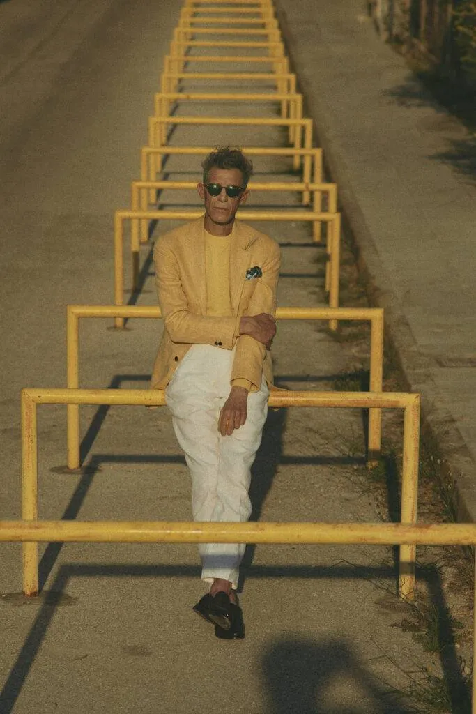 Gelbes Leinensakko nach Maß mit gelben Crew Neck Pullover und weißer Leinenhose — Monokel Berlin