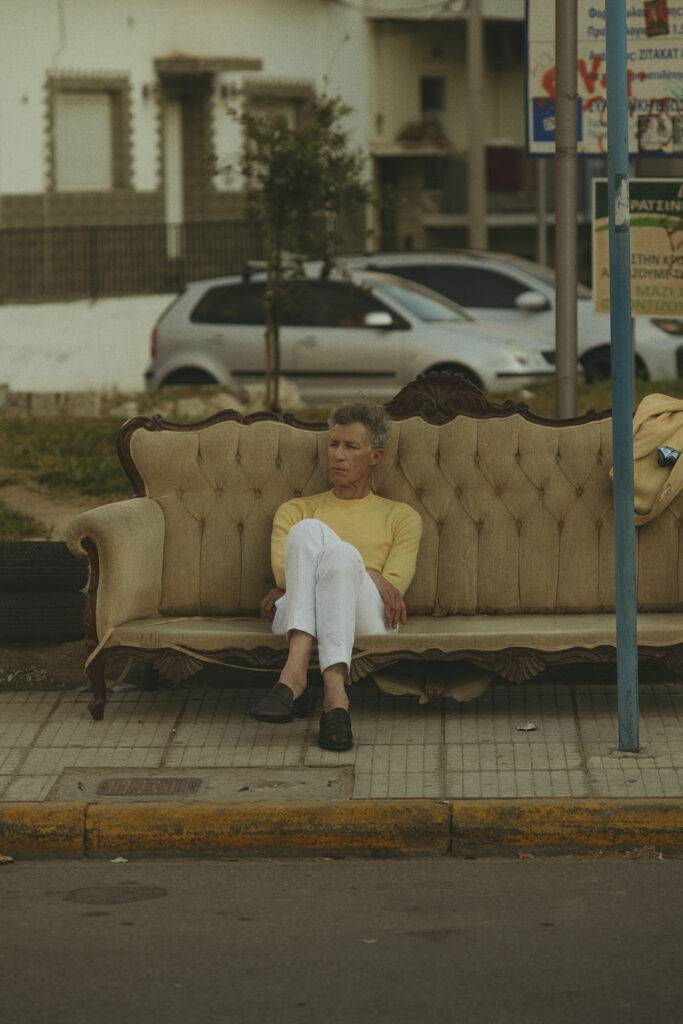 Gelbes Leinensakko nach Maß mit gelben Crew Neck Pullover und weißer Leinenhose — Monokel Berlin