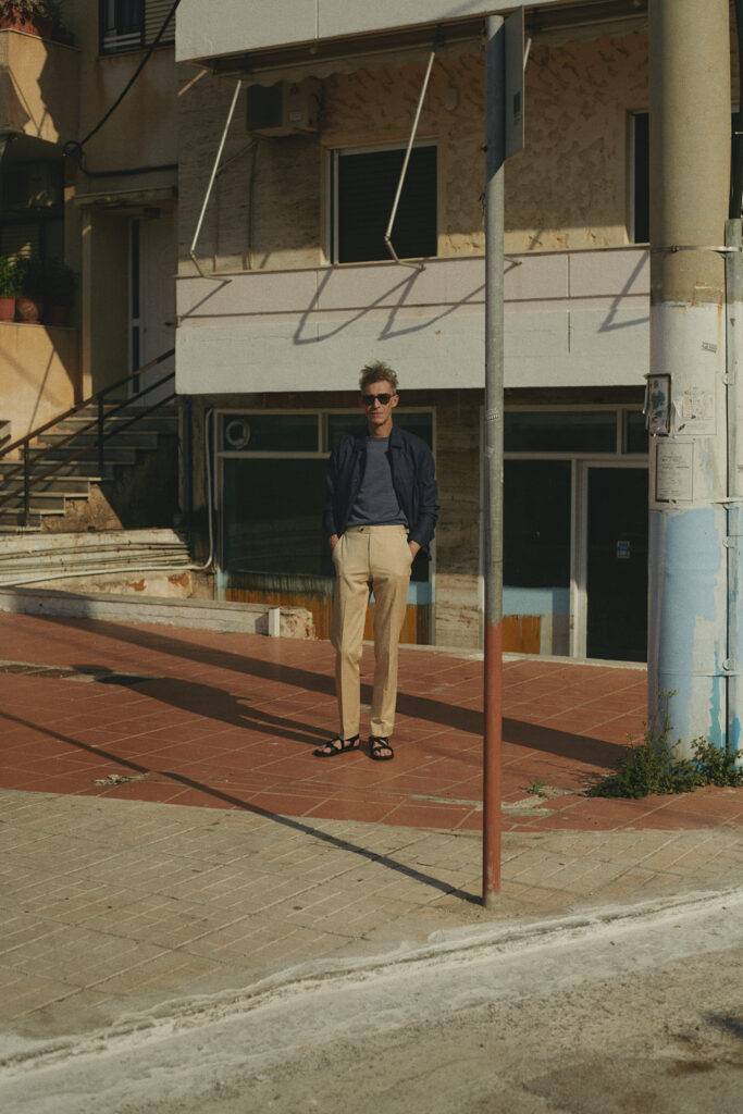 Explorer Jacket in indigo mit Cotton Sand Chino und Storm Blue knitted Maßhemd — Monokel Berlin