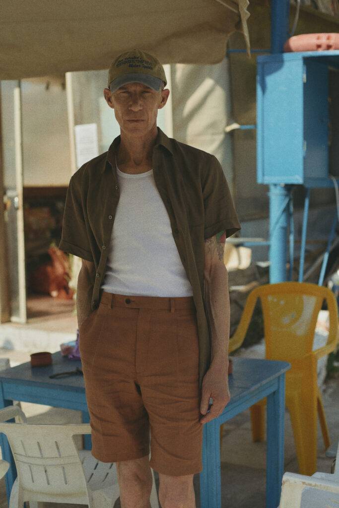 Olive green Leinen-Maßhemd mit Cognac Leinen-Bermuda nach Maß — Monokel Berlin