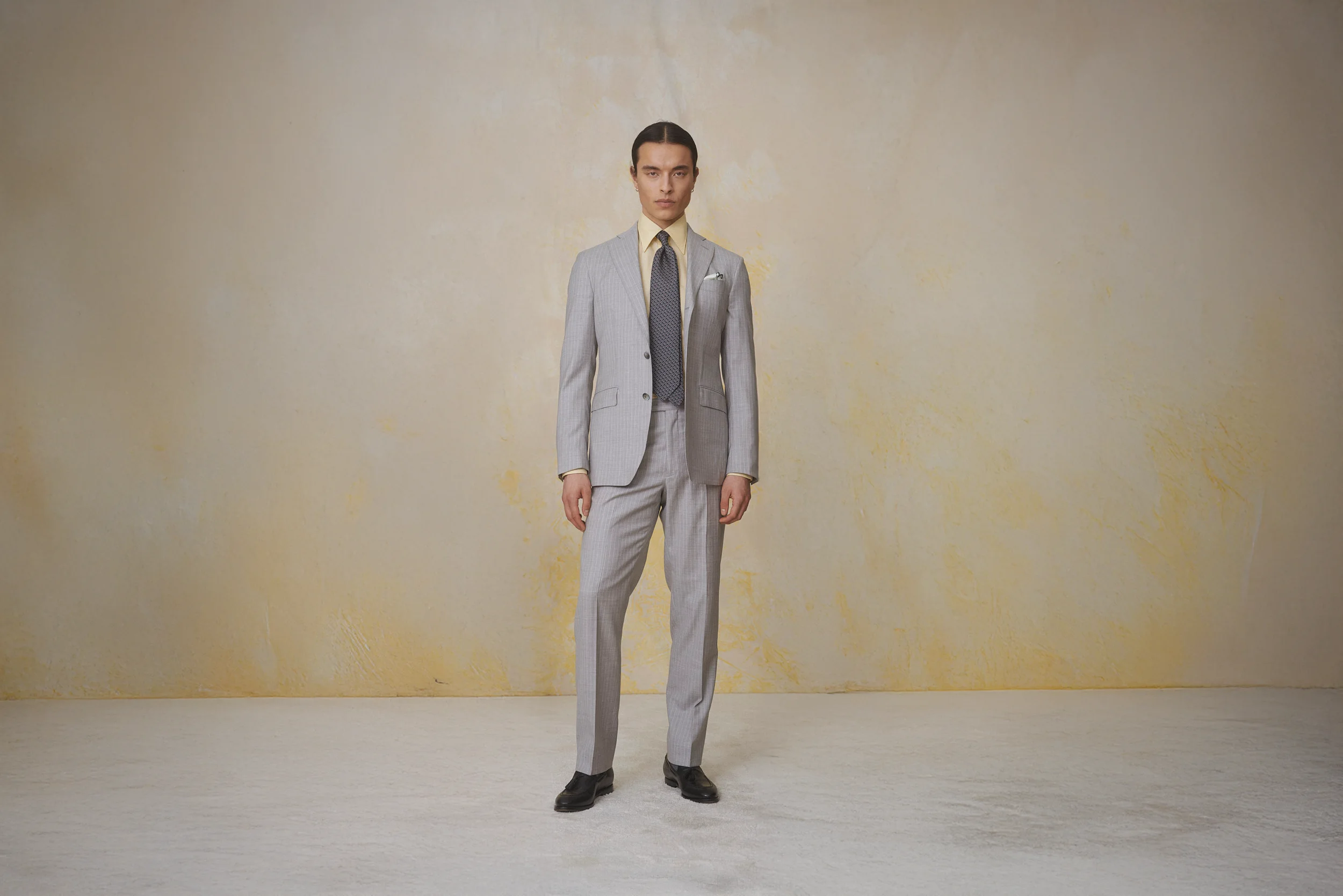 Navy Hose + Knit-Polo + Khaki Irish Linen Safari Jacket — Urban Smart Casual — Monokel Berlin