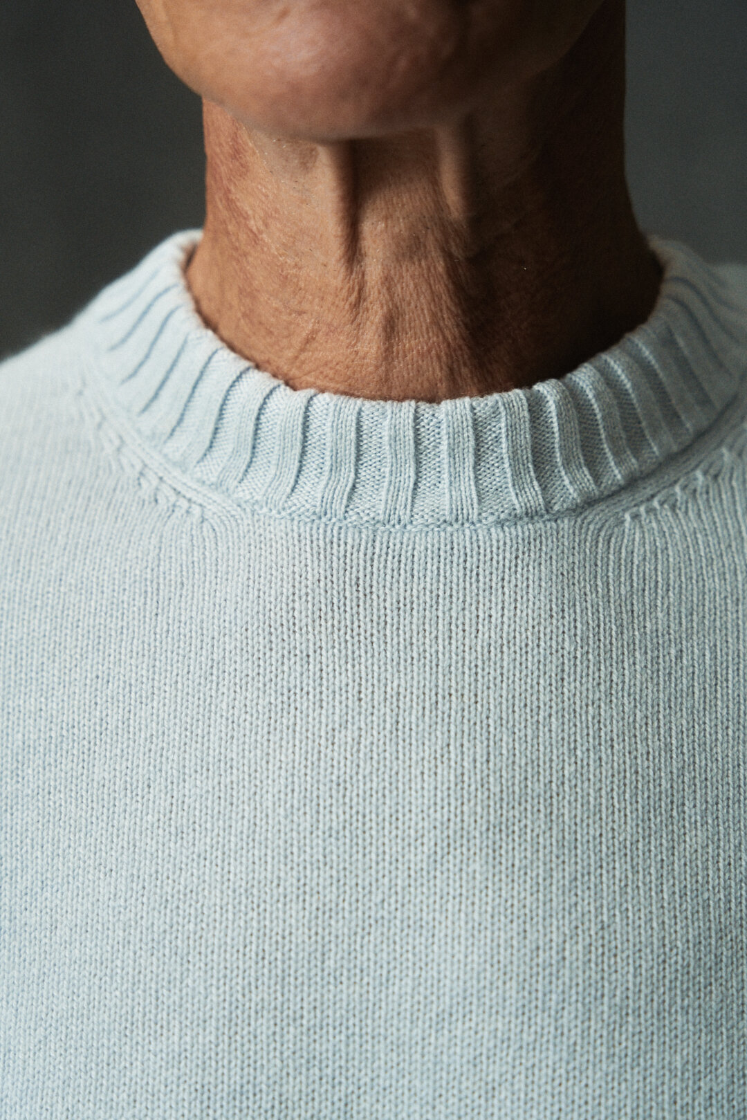 Chocolate Brown Twill Utility Jacket mit Light Blue Knitwear und Hose, Ansicht 20