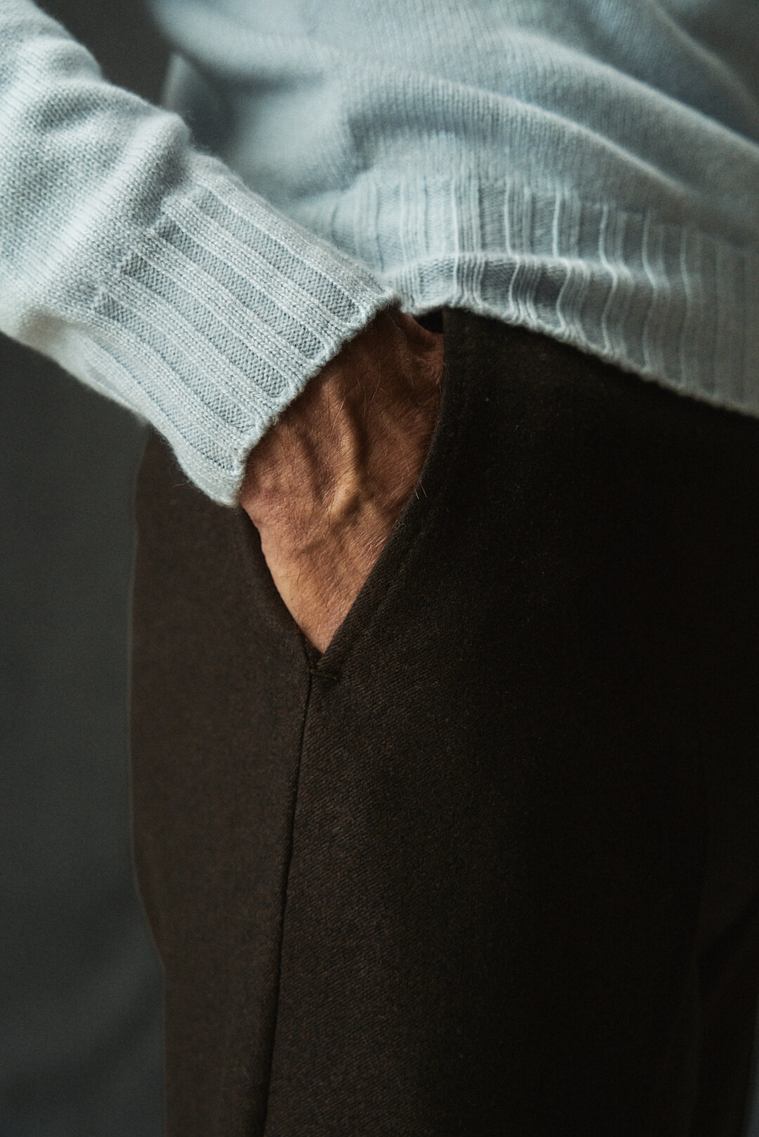 Chocolate Brown Twill Utility Jacket mit Light Blue Knitwear und Hose, Ansicht 25