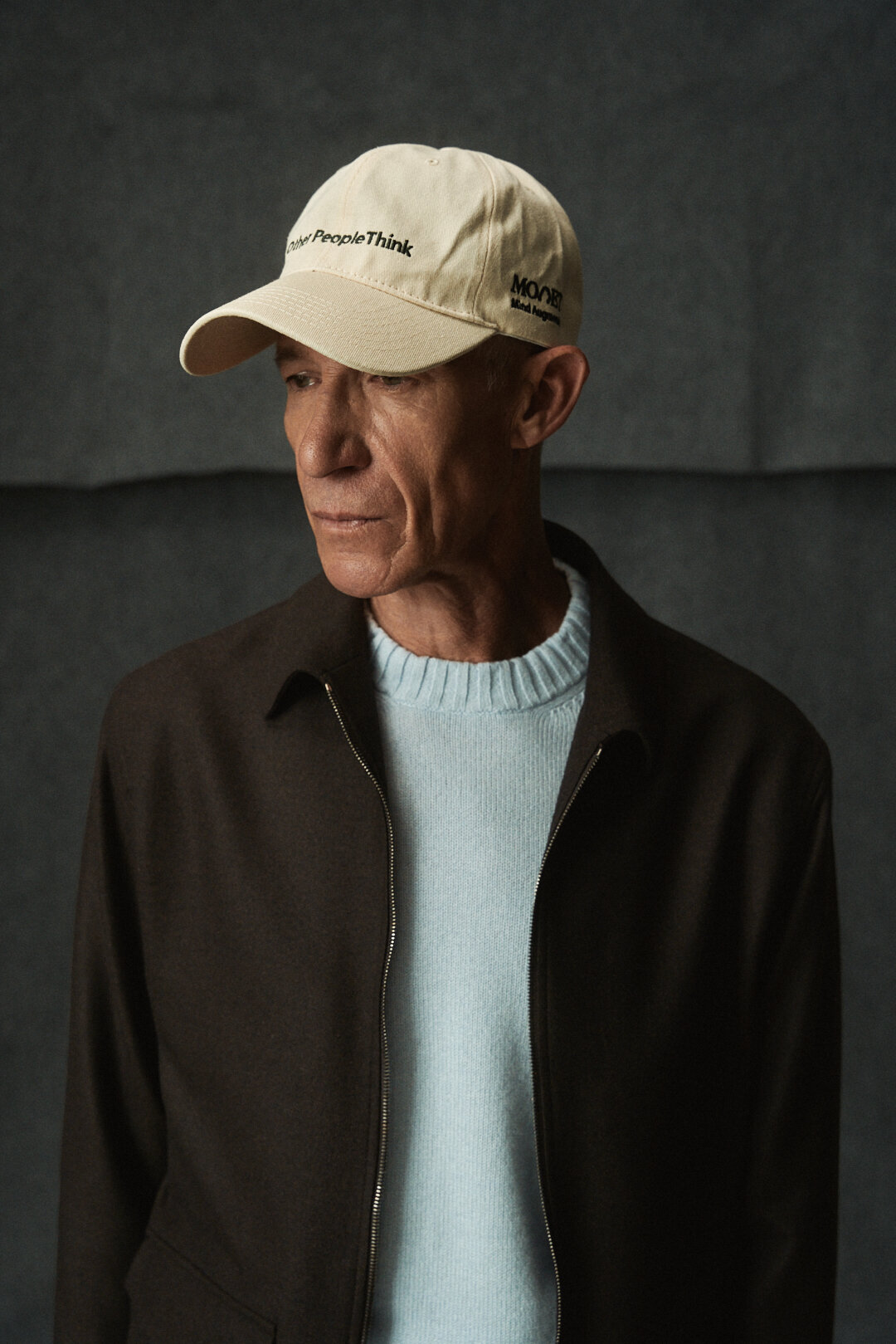 Chocolate Brown Twill Utility Jacket mit Light Blue Knitwear und Hose, Ansicht 13