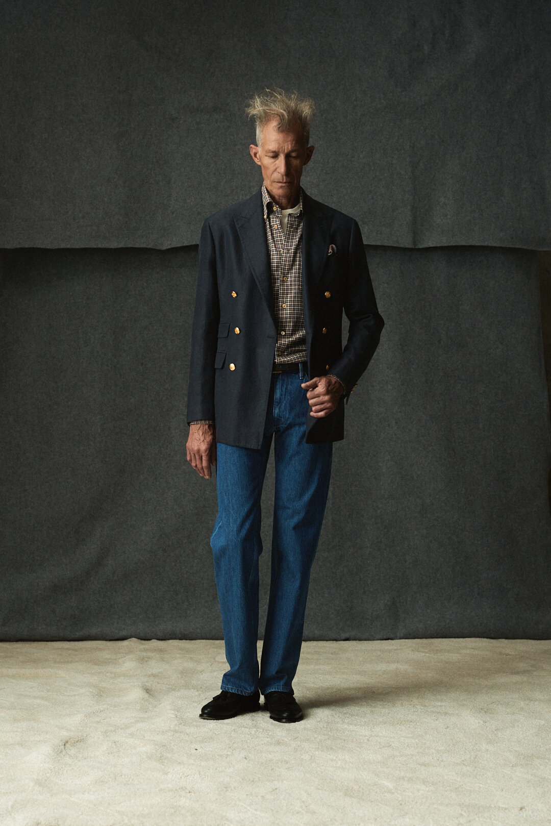 Navy Blue Double Breasted Sakko mit Blue Camel Check Hemd und Jeans — Detail