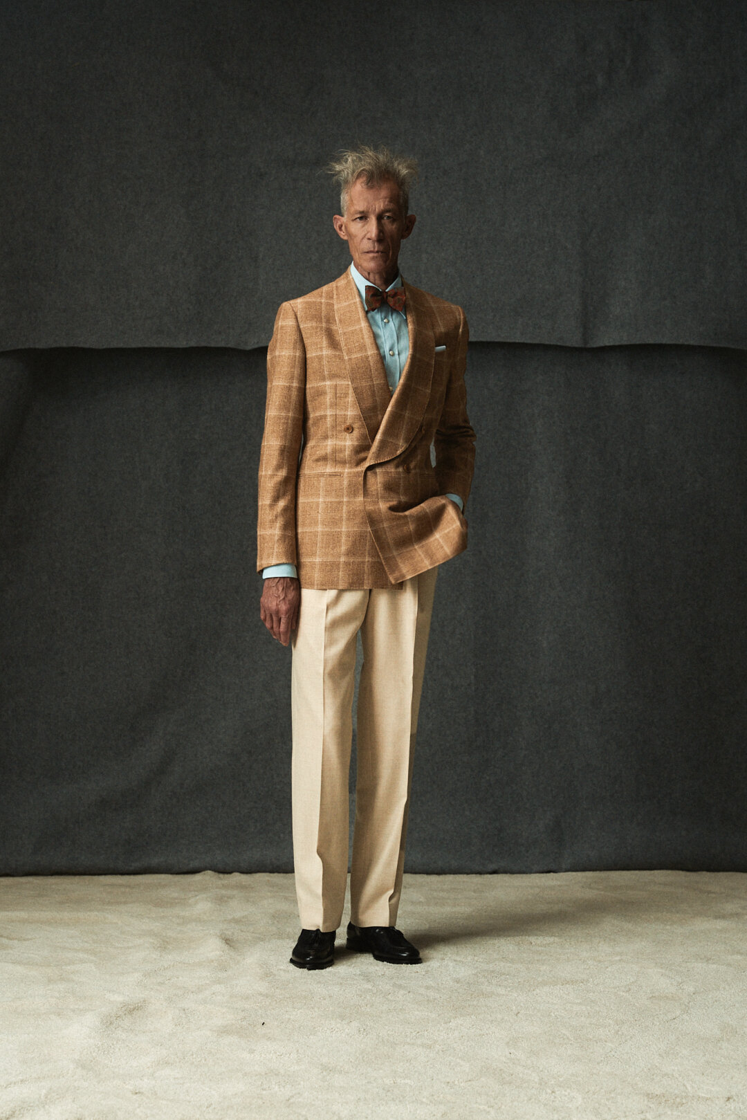 Light Amber Sharkskin Double Breasted Shawl Blazer mit Light Blue Denim Hemd und Hose, Ansicht 4