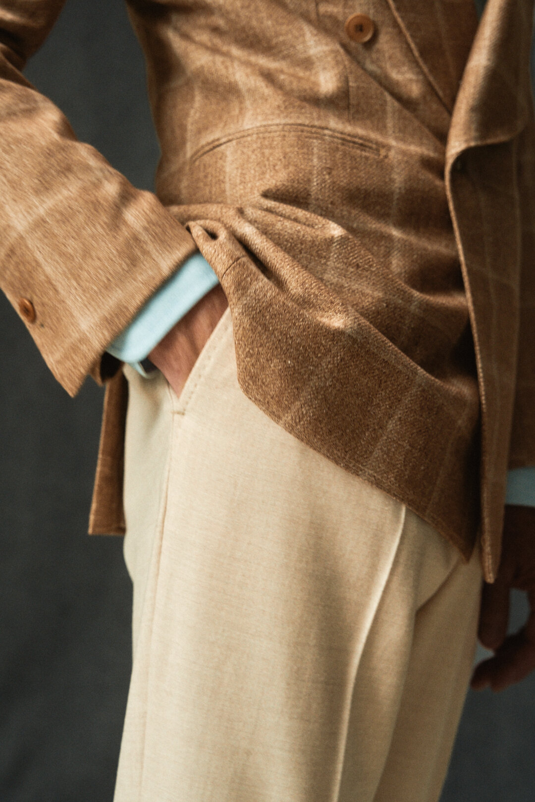 Light Amber Sharkskin Double Breasted Shawl Blazer mit Light Blue Denim Hemd und Hose, Ansicht 6