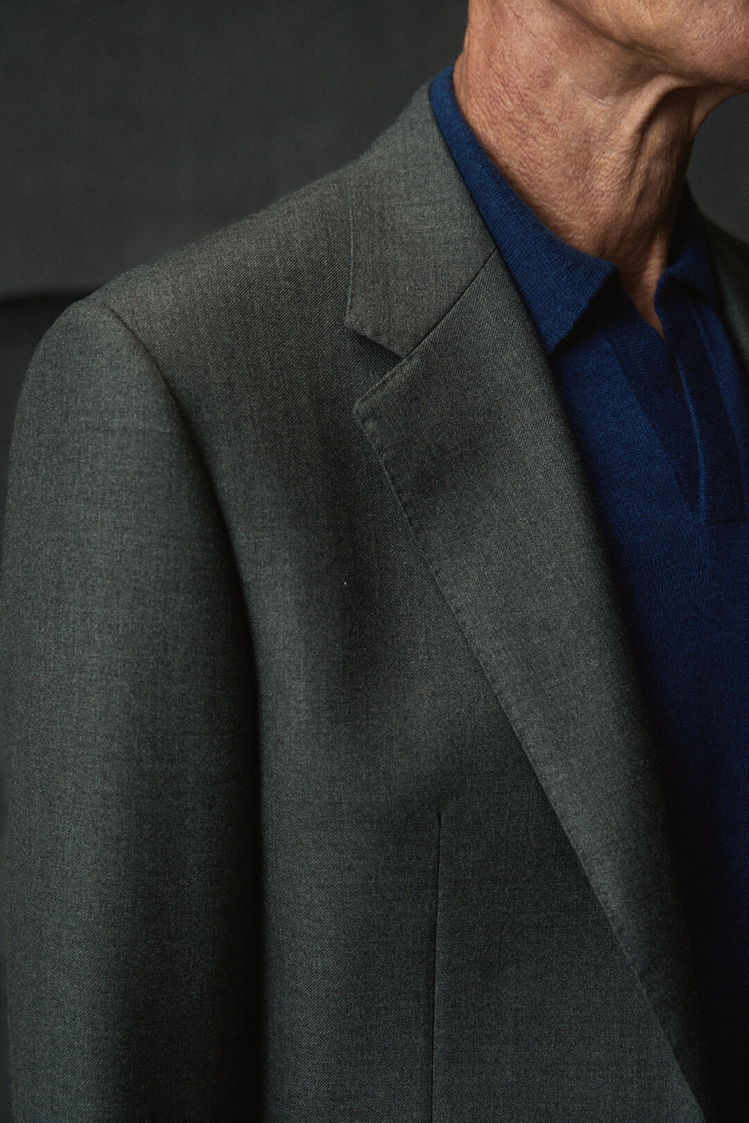 Grey Twill Anzug mit Medium Blue Knitwear, Ansicht 5