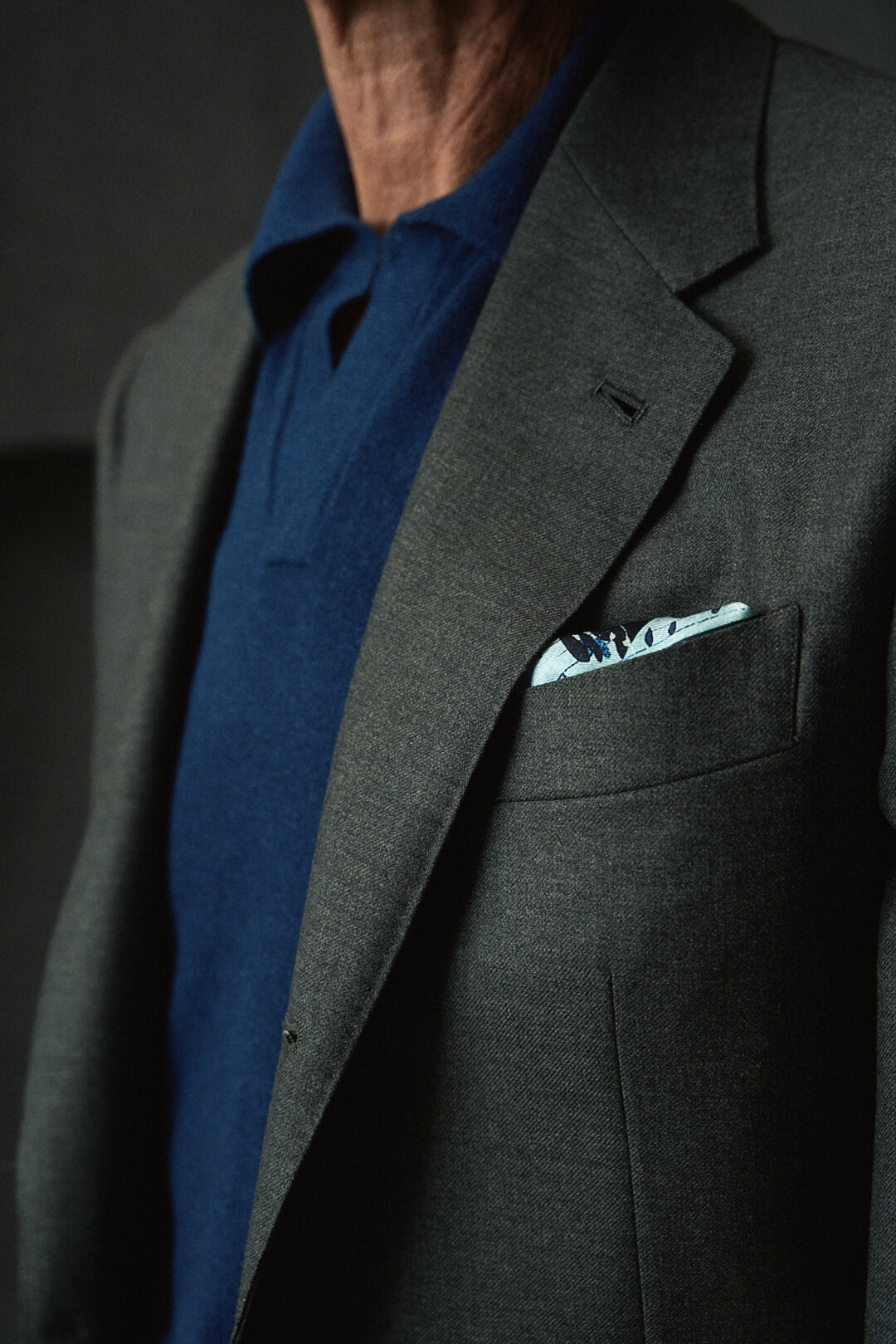 Grey Twill Anzug mit Medium Blue Knitwear — Detail