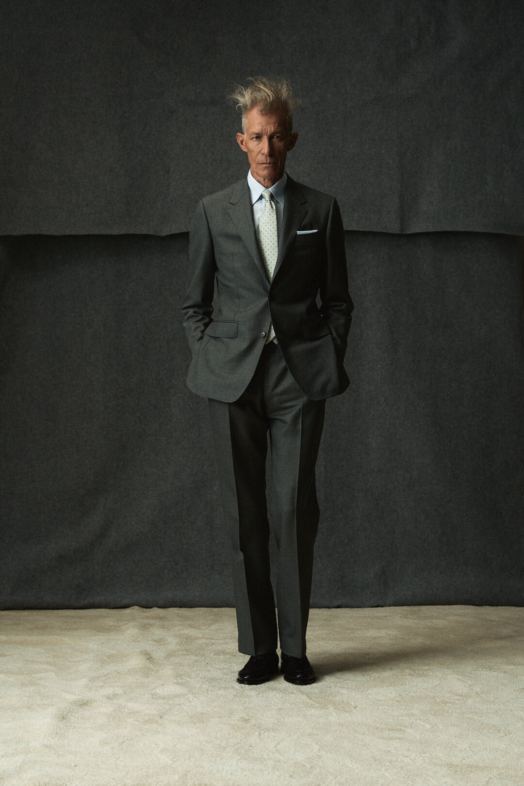 Grey Twill Anzug mit Light Blue Poplin Fil-A-Fil Hemd — Monokel Berlin Herbst | Winter 2026 Lookbook