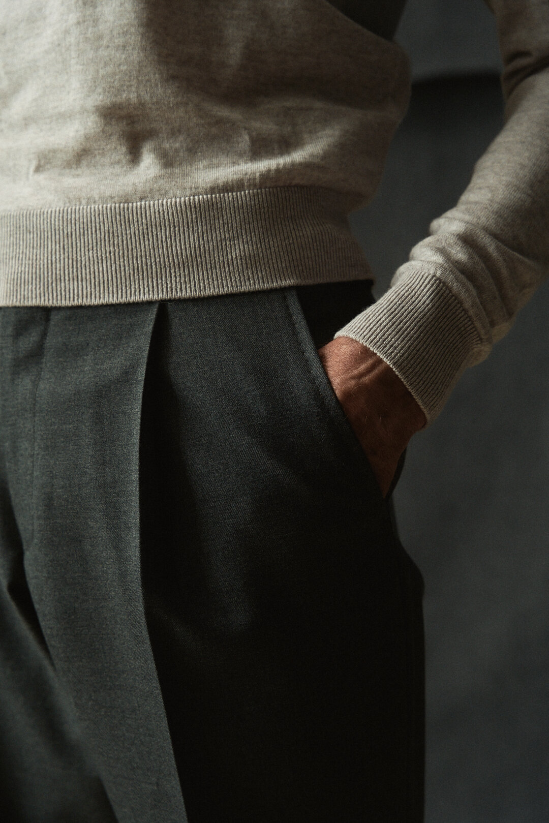 Light Taupe Polo Knit mit Grey Twill Hose, Ansicht 3