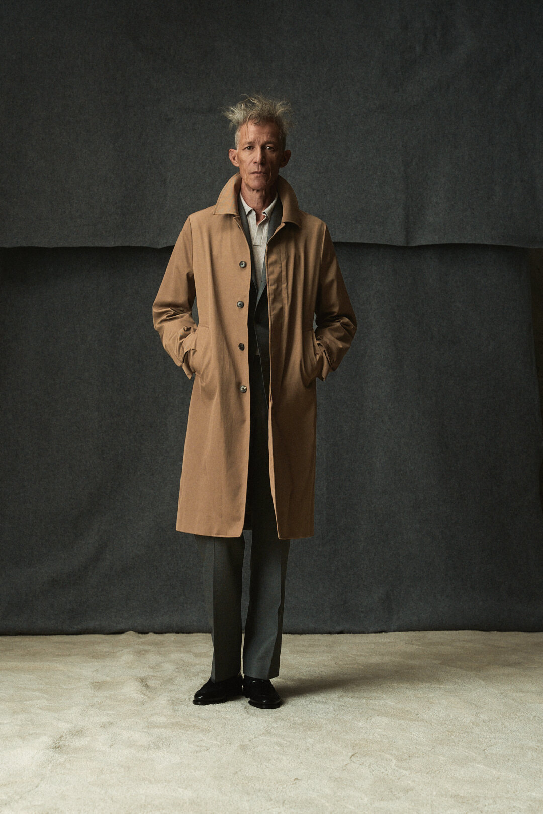 Grey Twill Anzug mit Camel Trenchcoat und Polo Knit, Ansicht 2