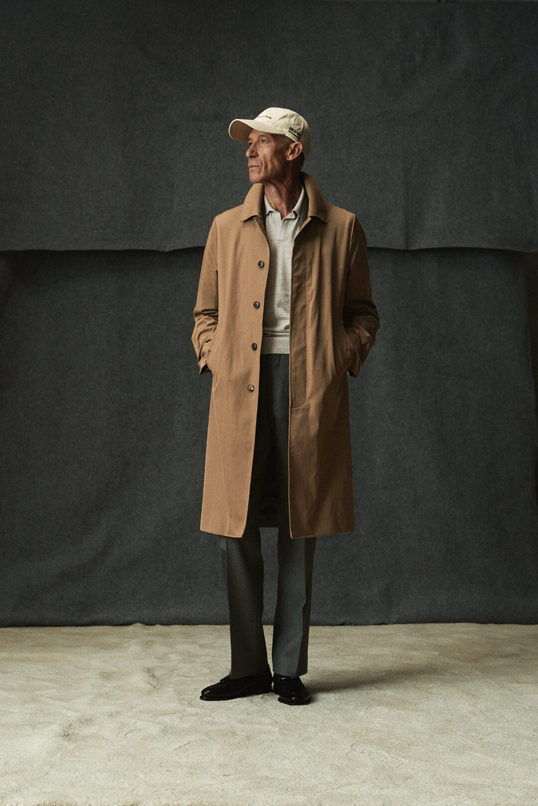 Grey Twill Anzug mit Camel Trenchcoat und Polo Knit, Ansicht 7