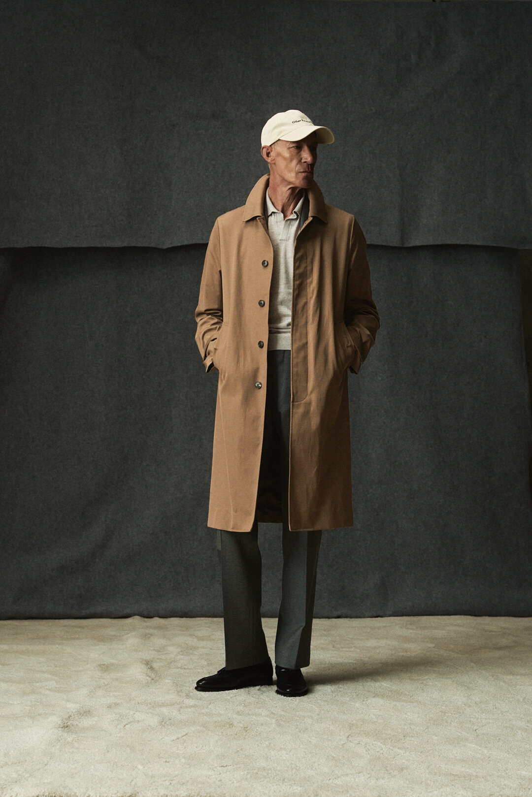Grey Twill Anzug mit Camel Trenchcoat und Polo Knit, Ansicht 9