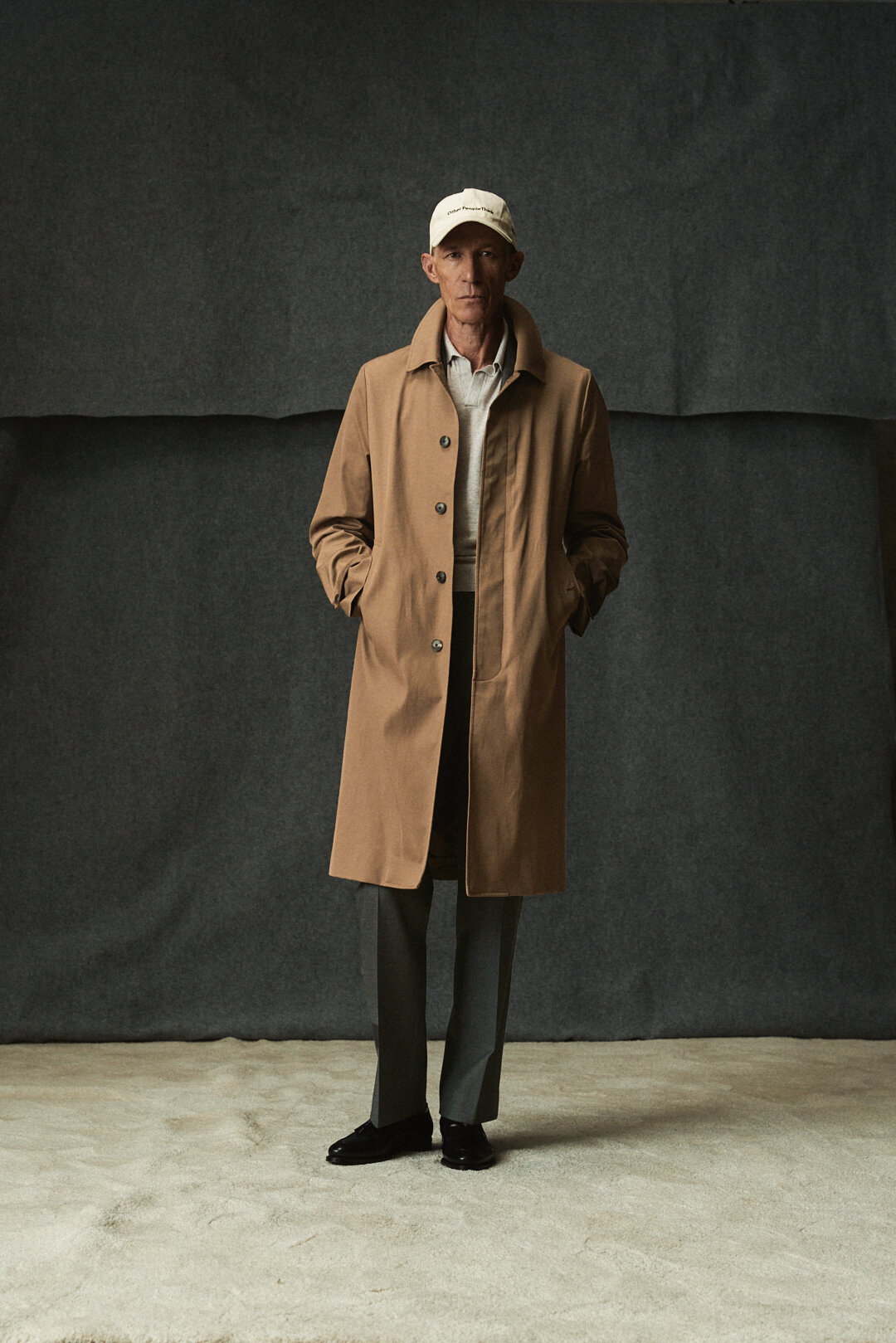 Grey Twill Anzug mit Camel Trenchcoat und Polo Knit, Ansicht 10