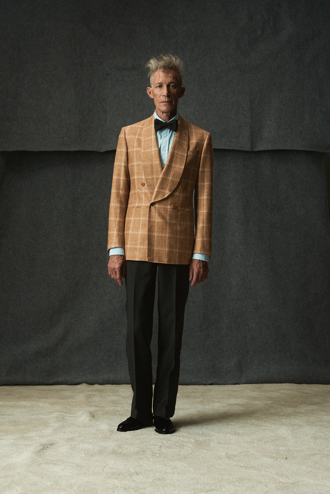 Light Amber Sharkskin Sakko mit Light Blue Denim Hemd und Hose — Monokel Berlin Herbst | Winter 2026 Lookbook