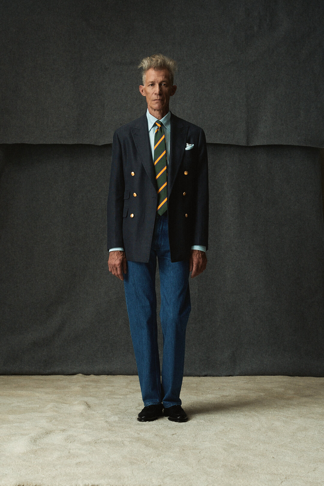 Midnight Blue Sharkskin Utility Jacket mit Light Blue Poplin Fil-A-Fil Hemd und Jeans, Ansicht 7