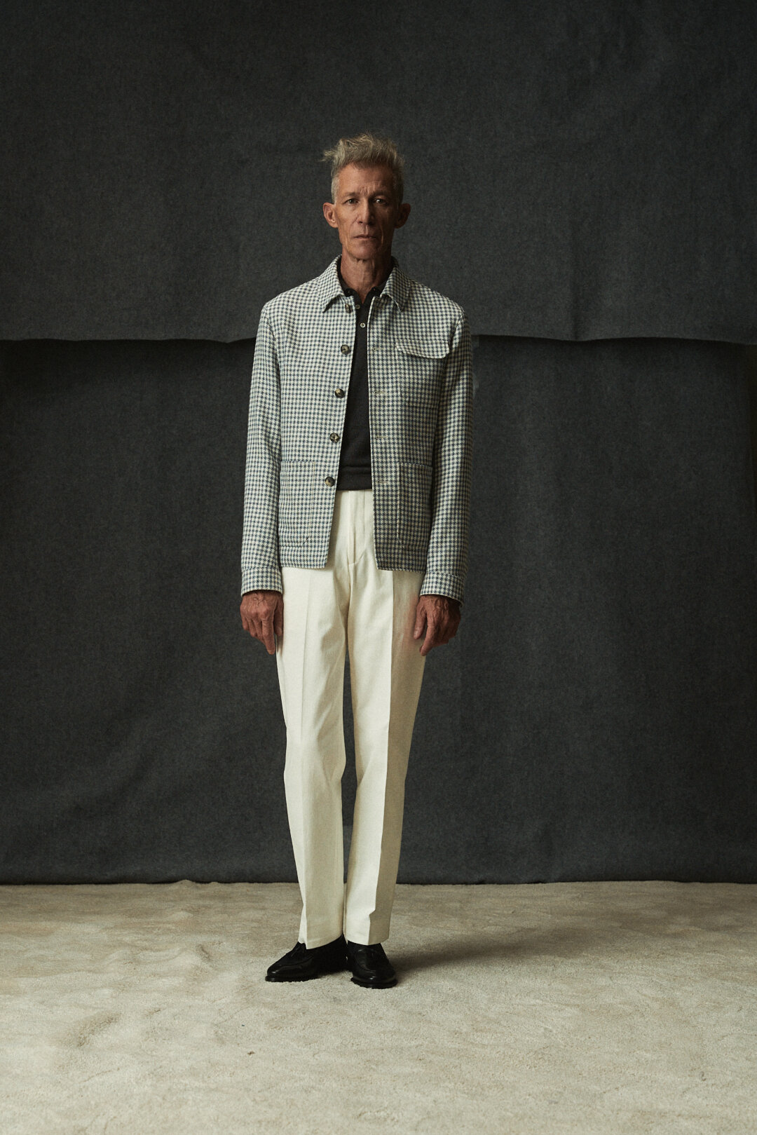 Light Brown-Anthracite Flannel Mantel mit Dusty Blue-Off-White Houndstooth Hemd und Polo Knit, Ansicht 8