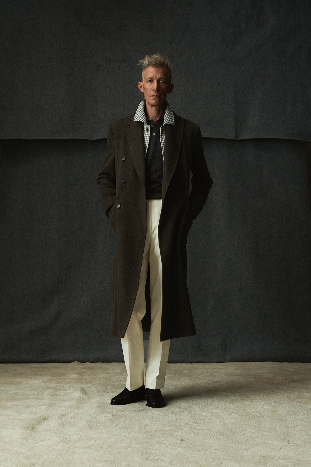 Light Brown-Anthracite Flannel Mantel mit Dusty Blue-Off-White Houndstooth Hemd und Polo Knit — Monokel Berlin Herbst | Winter 2026 Lookbook