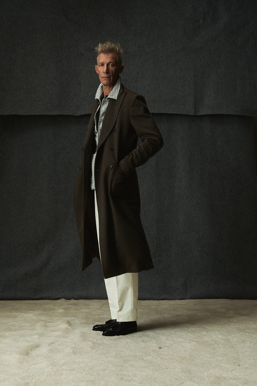 Light Brown-Anthracite Flannel Mantel mit Dusty Blue-Off-White Houndstooth Hemd und Polo Knit, Ansicht 3