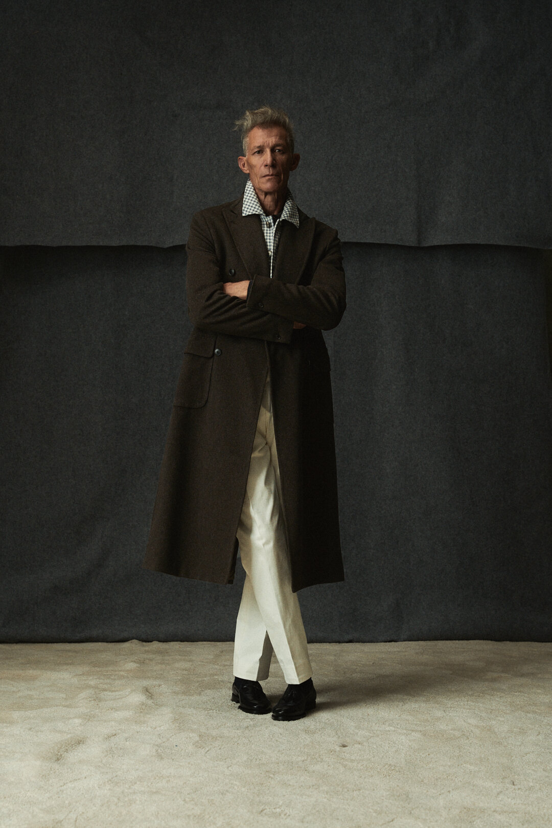 Light Brown-Anthracite Flannel Mantel mit Dusty Blue-Off-White Houndstooth Hemd und Polo Knit, Ansicht 4