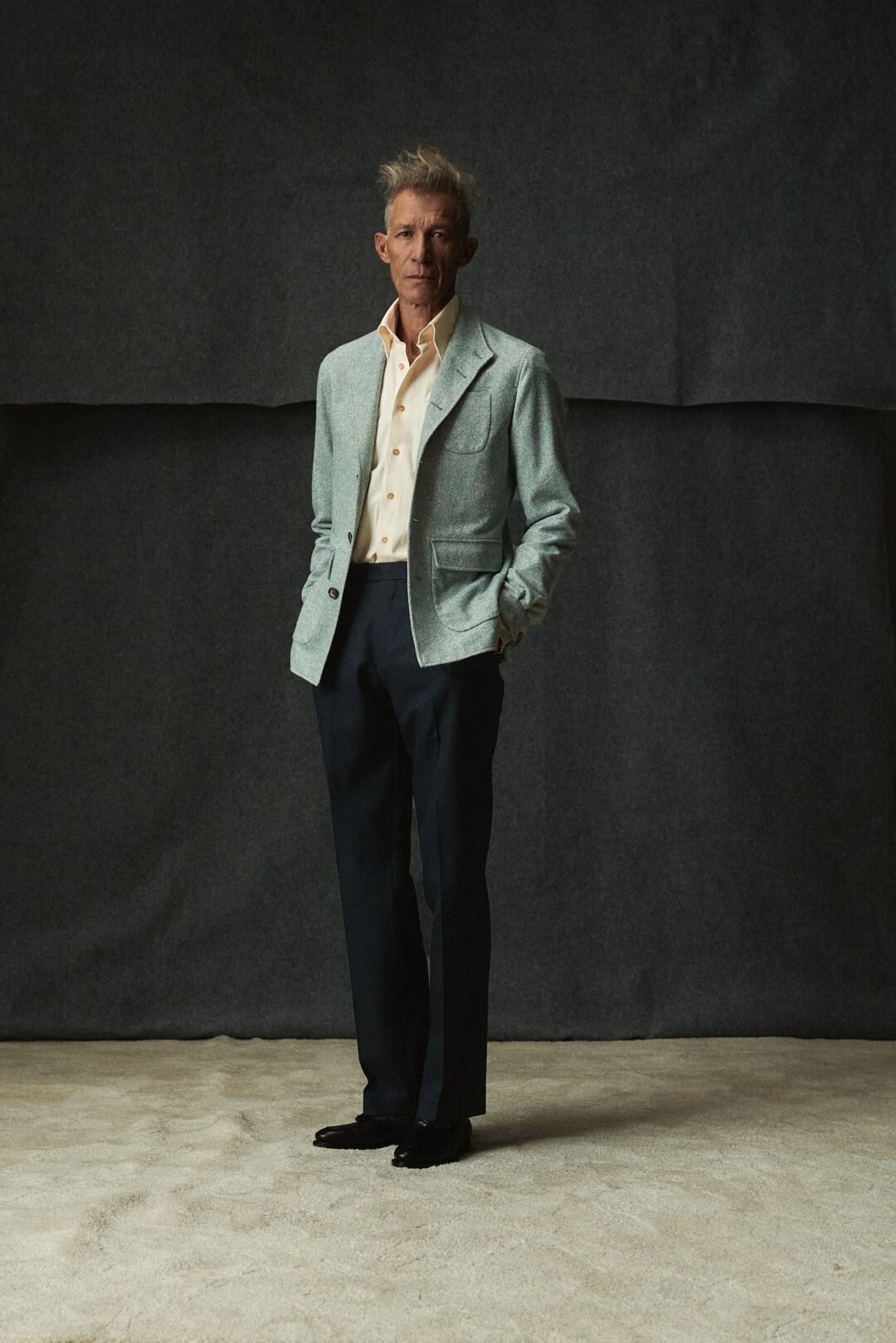 Mint Green-Light Grey Herringbone Utility Jacket mit Cream Flannel Hemd und Hose — Detail