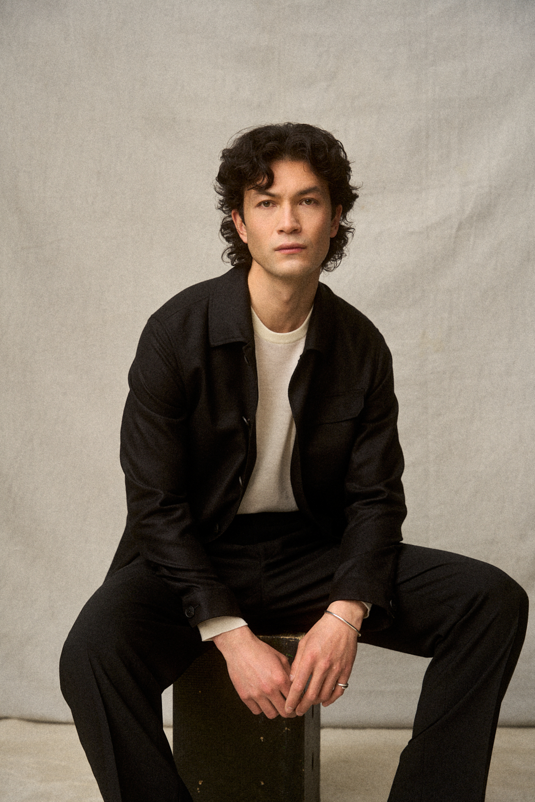 Black Silk-Wool Basketweave Sakko mit Merino Crew Neck — Monokel Berlin Spring | Summer 2026