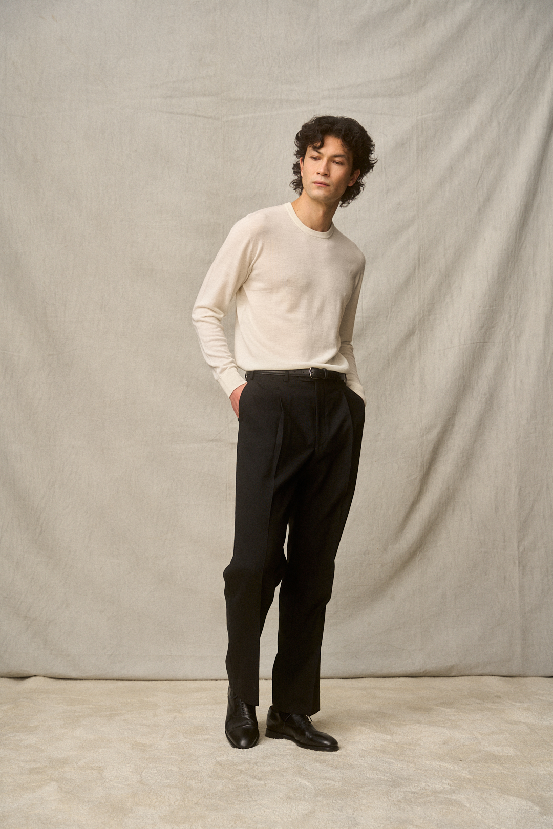 Ivory Merino Crew Neck mit schwarzer Wollhose — Detail