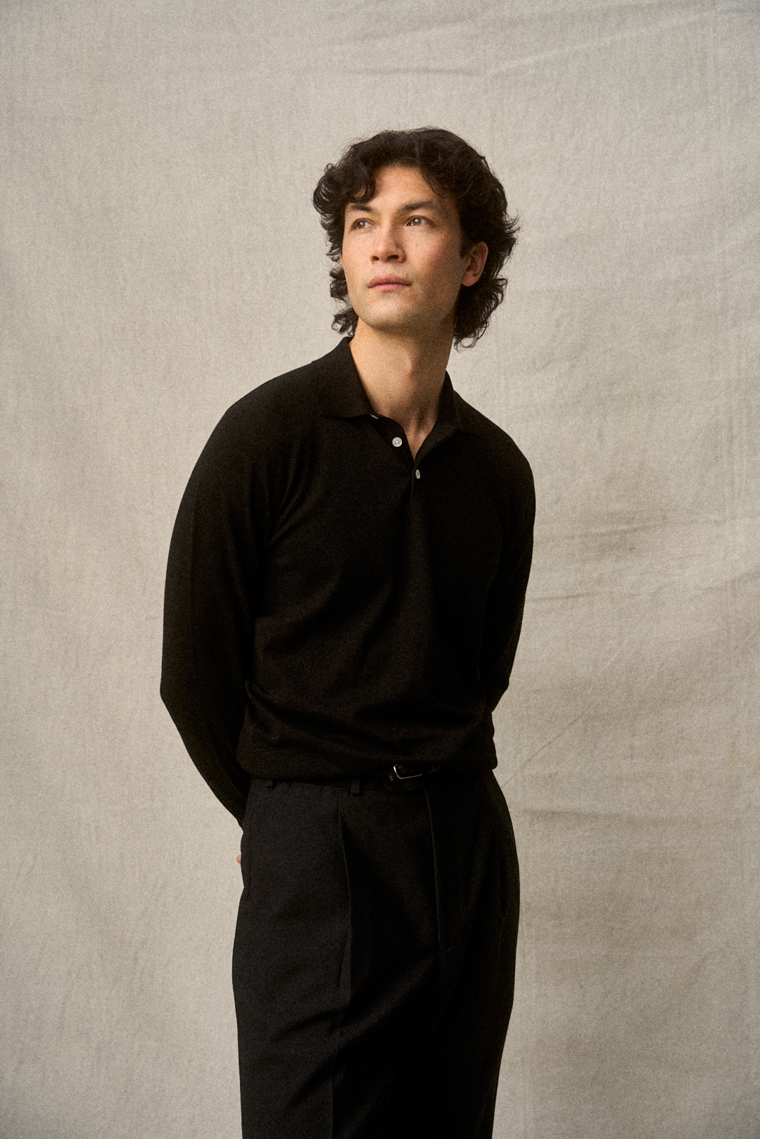 Schwarzes Polo mit Wollhose und Tassel Loafer, Ansicht 3