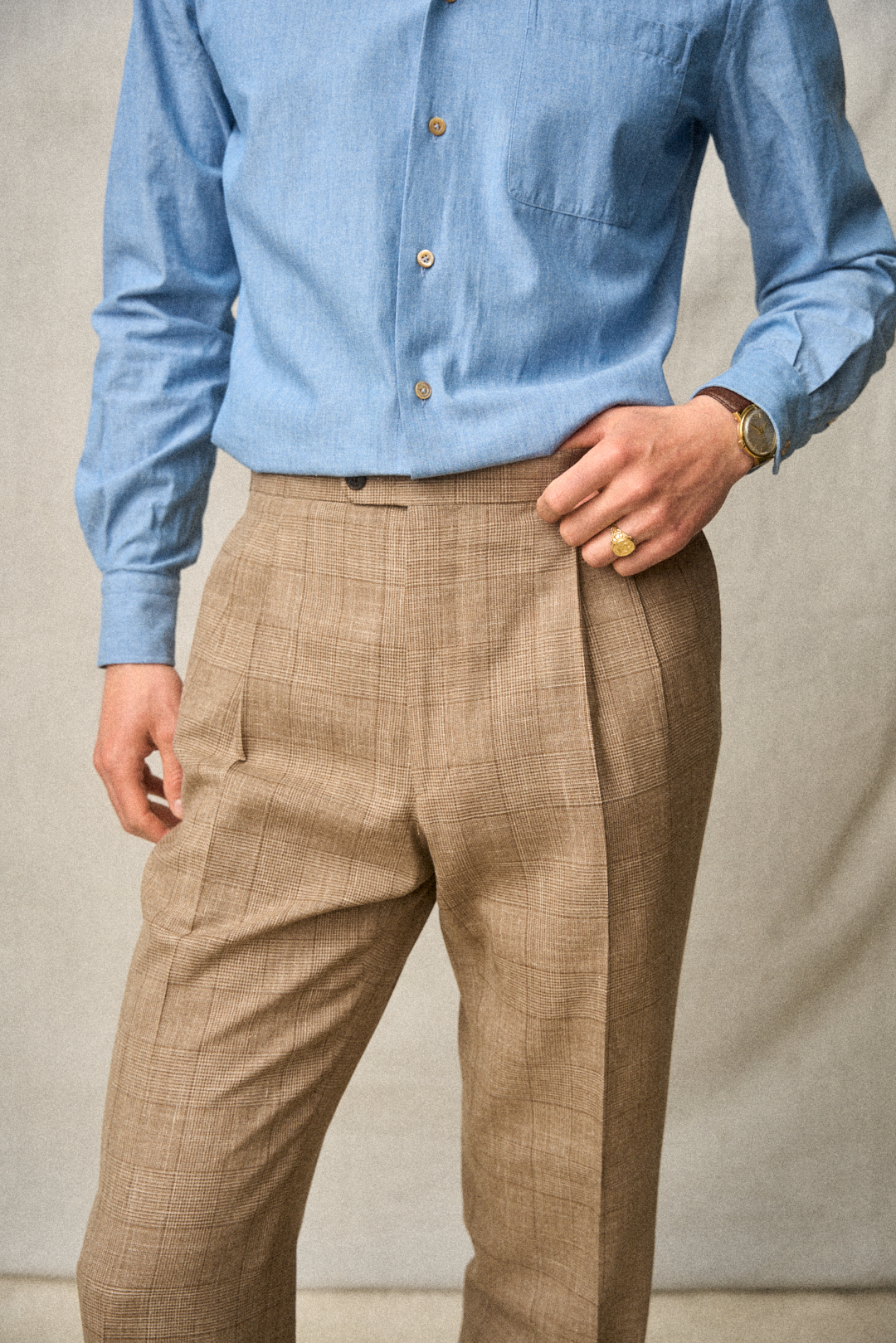 Brown-Sand Glencheck Hose mit Denim-Hemd — Detail