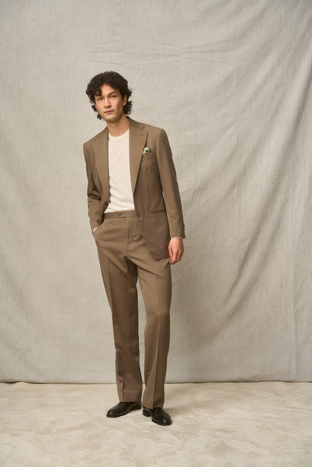 Olive Wool Twill Anzug mit Merino Crew Neck, Ansicht 3