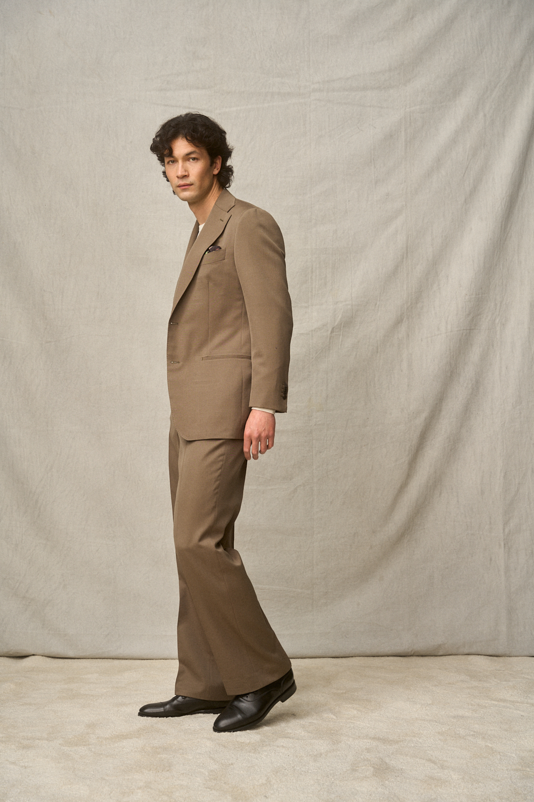 Olive Wool Twill Anzug mit Merino Crew Neck, Ansicht 4