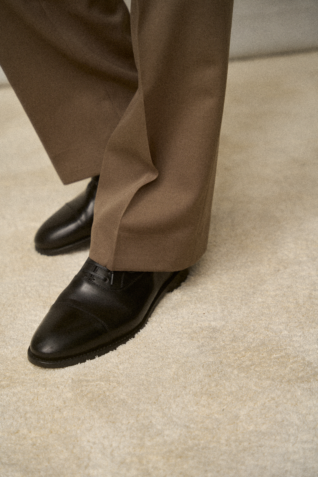 Olive Wool Twill Anzug mit Merino Crew Neck, Ansicht 6